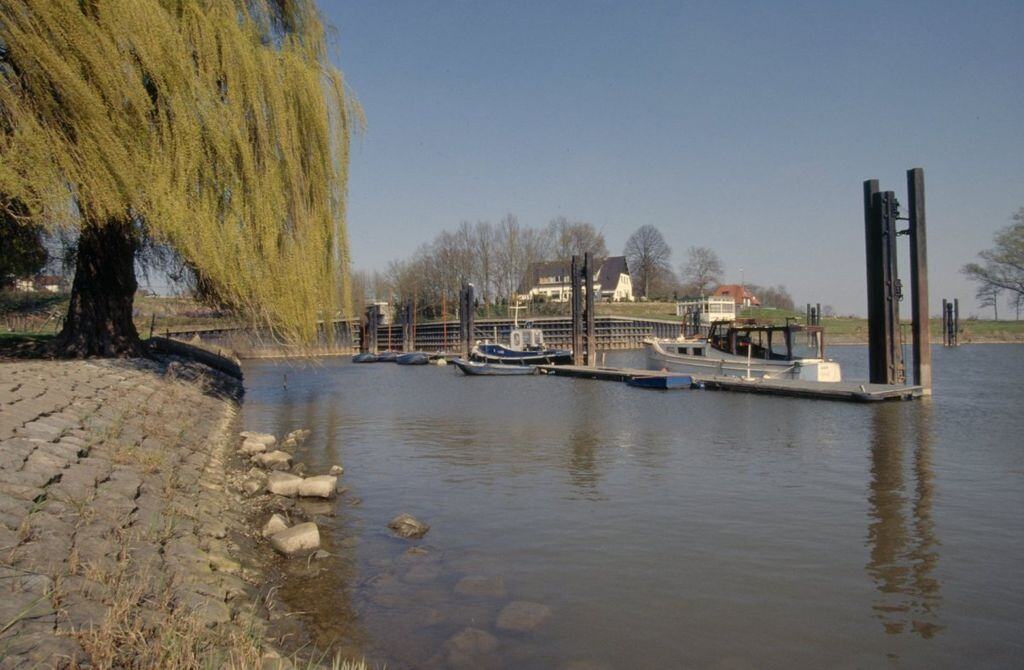 1024px-Monding_in_de_IJssel,_voor_de_nieuwe_sluis_bij_Dieren,_grote_gebouw_is_de_oorspronkelijke_sluiswachterswoning_-_Dieren_-_20360546_-_RCE